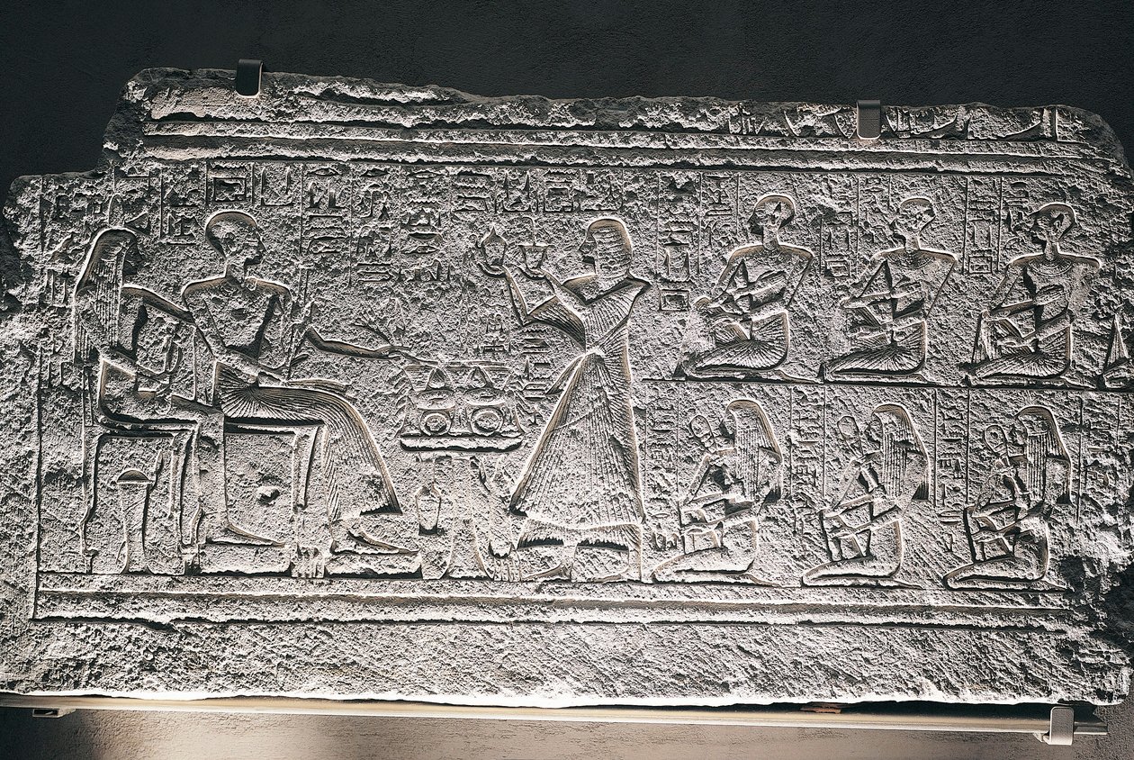 Relief af Ptahotep og Tauseret fra Saqqara, hvor parret modtager tilbud fra deres ældste søn Amenheb og andre børn. af Egyptian 19th Dynasty