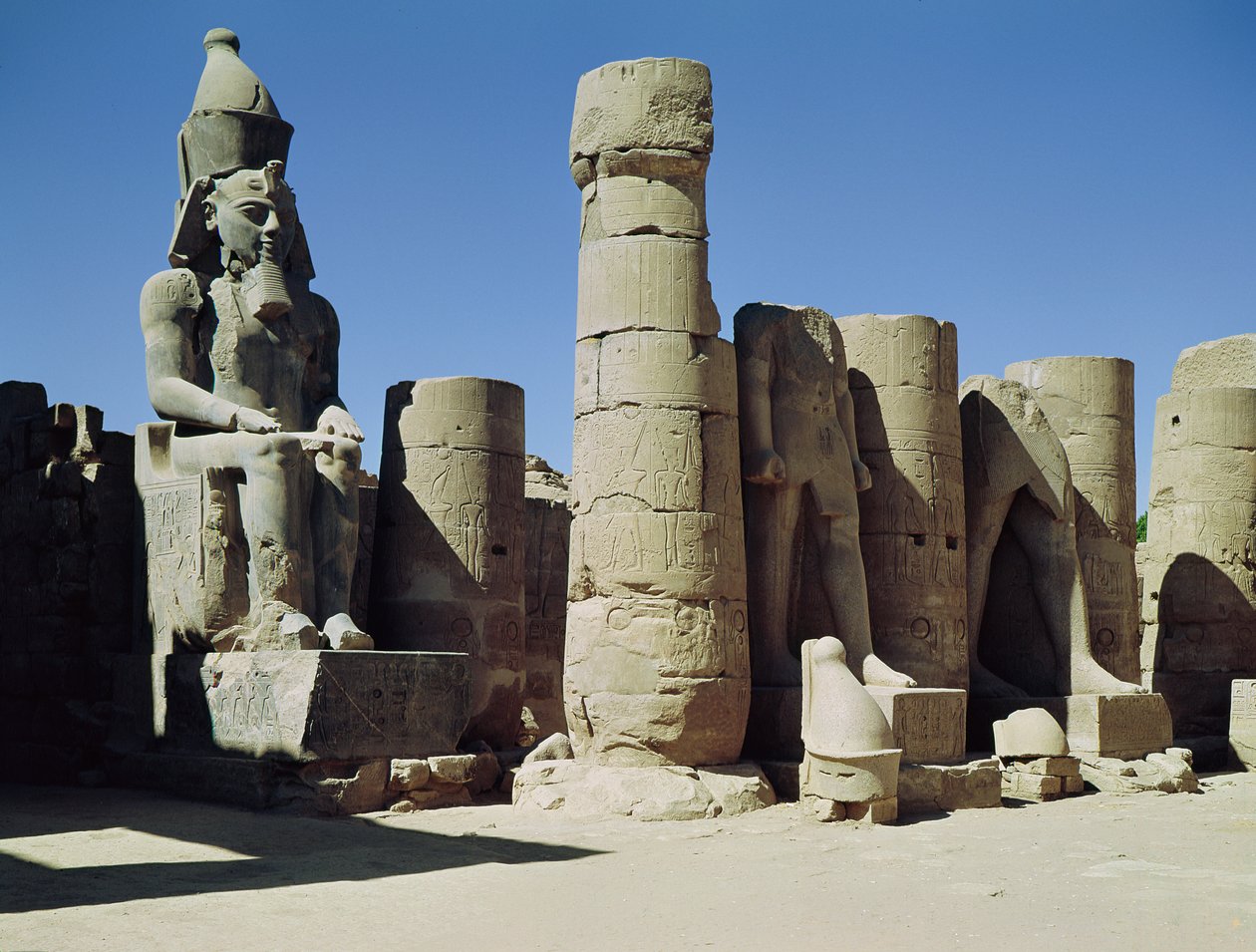 Siddende statue af Ramesses II (ca. 1279-1213 f.Kr.) i Peristyle Court, New Kingdom af Egyptian 19th Dynasty