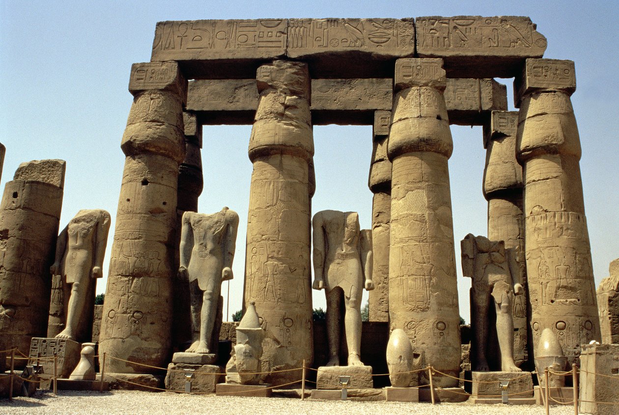 Statuer af Ramses II (1298-32 f.Kr.) og papyrus-knopsøjler i Peristyle Court, New Kingdom, ca. 1297-1185 f.Kr. af Egyptian 19th Dynasty