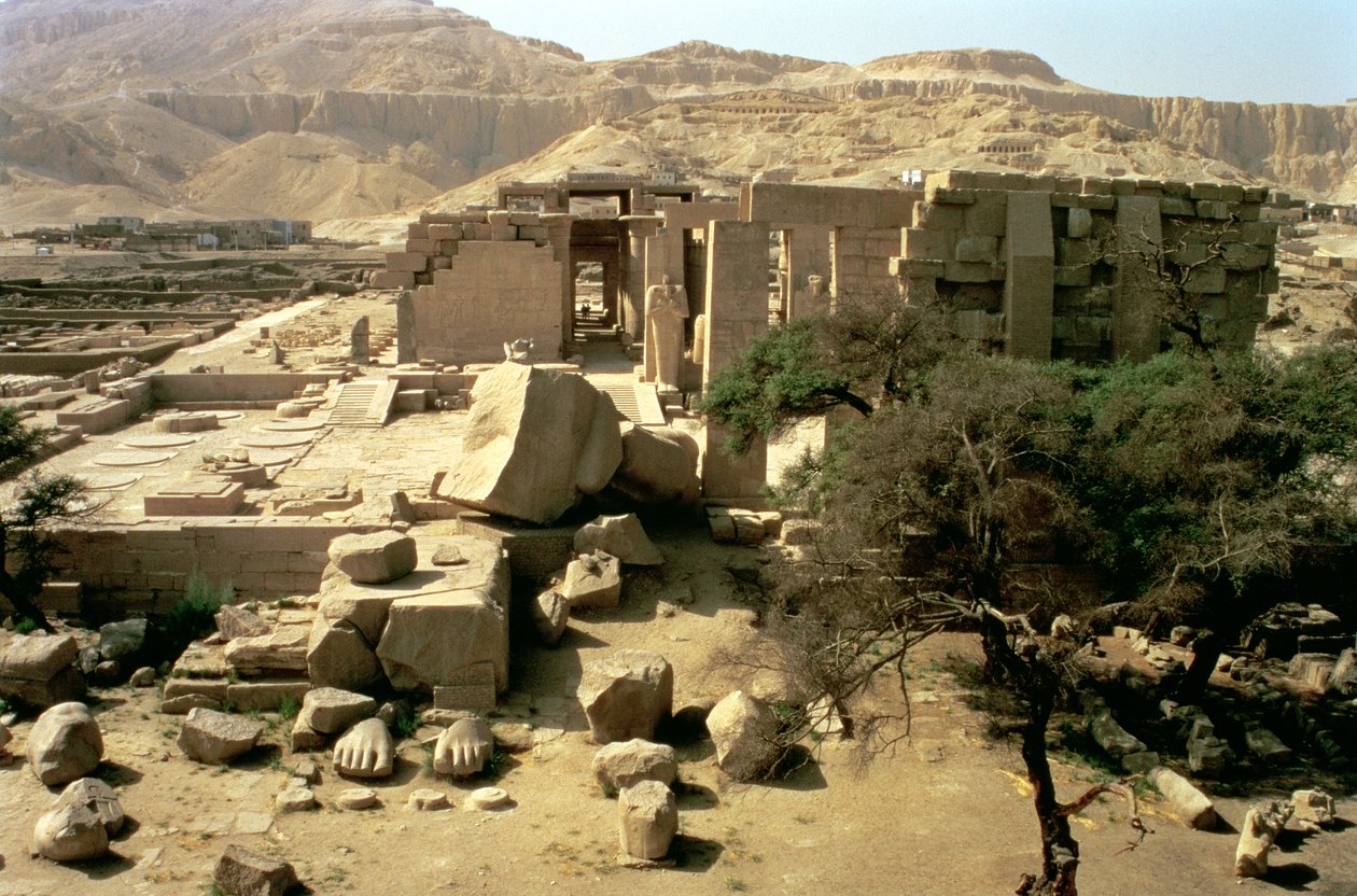 Udsigt fra toppen af den første pylon, der viser den faldne kolos af Ramesses II (1279-1213 f.Kr.) i First Court, New Kingdom af Egyptian 19th Dynasty