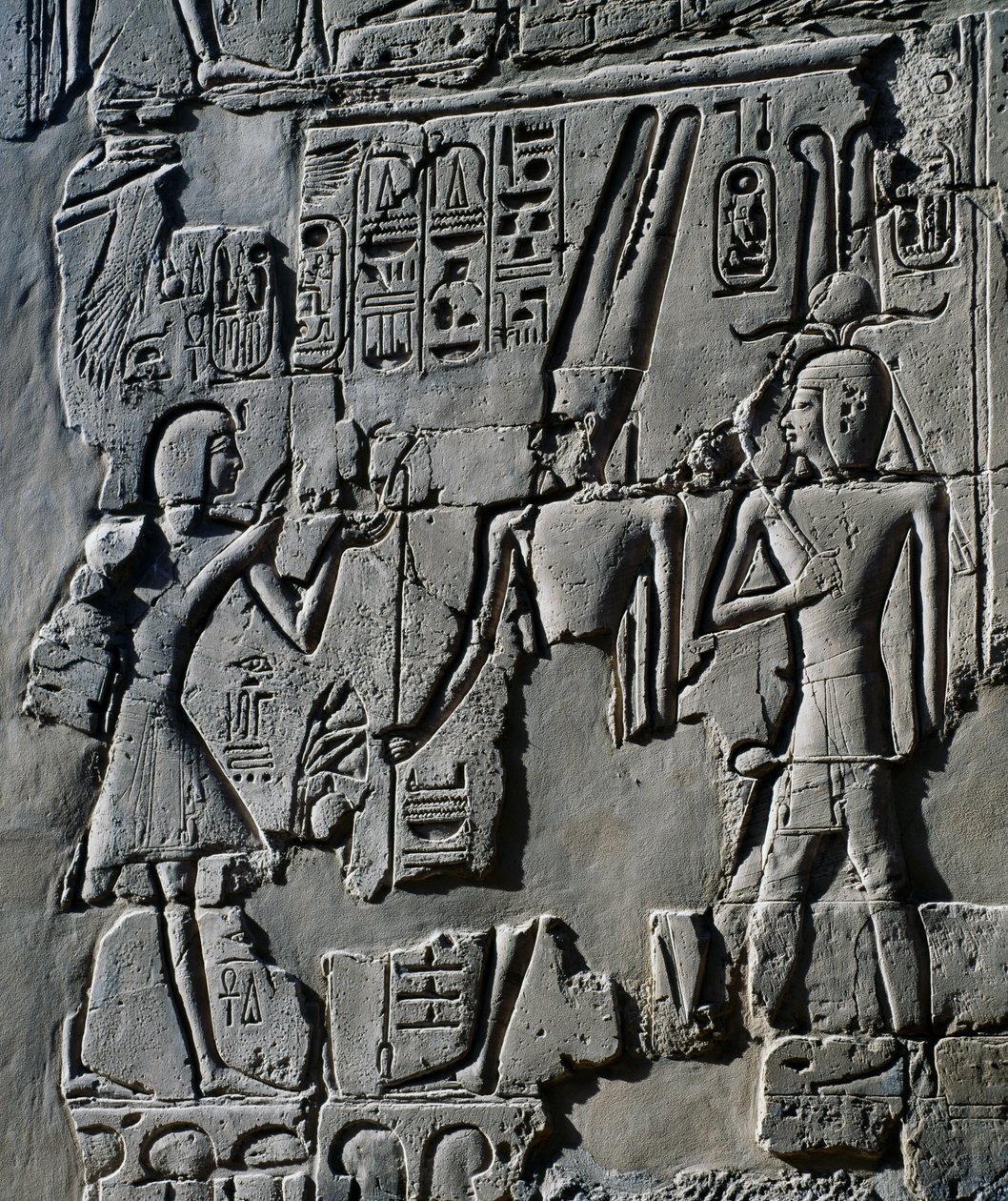 Den unge Ramses II foran guden Amon, detalje fra scener med ofringer til guderne, relief, indvendige vægge i den store hypostylehal, Karnak-tempelkomplekset (Unescos verdensarvsliste) af Egyptian 19th Dynasty