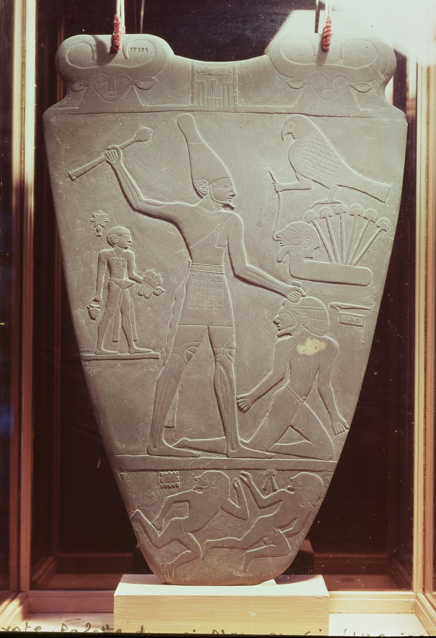 Narmer-paletten: ceremoniel palette, der forestiller kong Narmer, iført den hvide krone af Øvre Egypten, der rammer en fange, fundet i Hierakonpolis, tidlig dynastisk periode, ca. 3000 f.Kr. (skifer) (for detaljer) af Egyptian 1st Dynasty