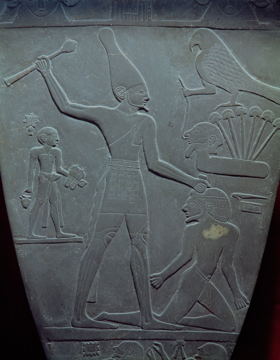 Narmer-paletten: ceremoniel palette, der forestiller kong Narmer, iført den hvide krone af Øvre Egypten, og slår en fange, fundet i Hierakonpolis, tidlig dynastisk periode, ca. 3000 f.Kr. af Egyptian 1st Dynasty