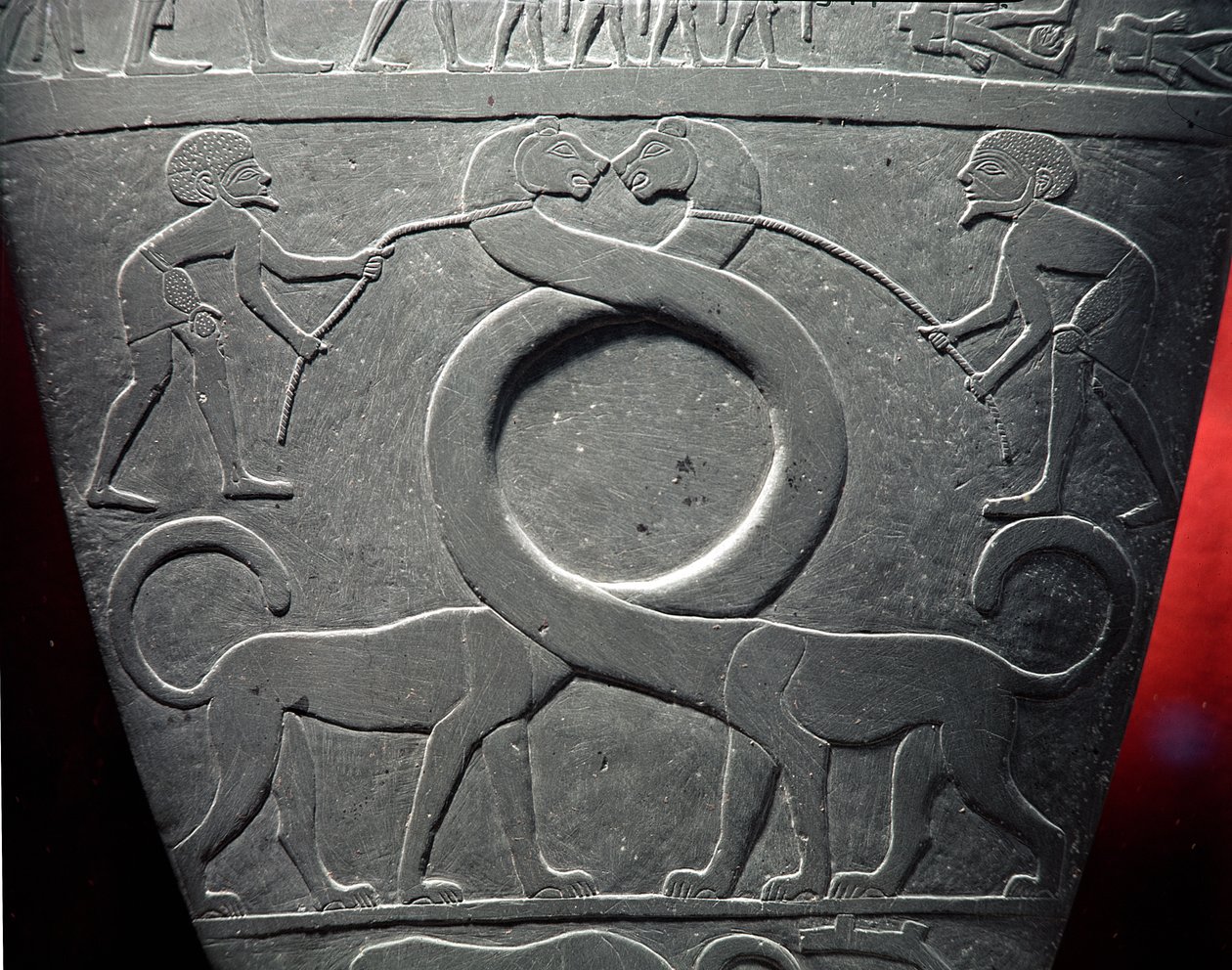 Narmer-paletten: ceremoniel palette, der viser et par langhalsede katte, der holdes i snor, fundet ved Hierakonpolis, tidlig dynastisk periode, ca. 3000 f.Kr. (skifer) (detaljer fra 68325) af Egyptian 1st Dynasty