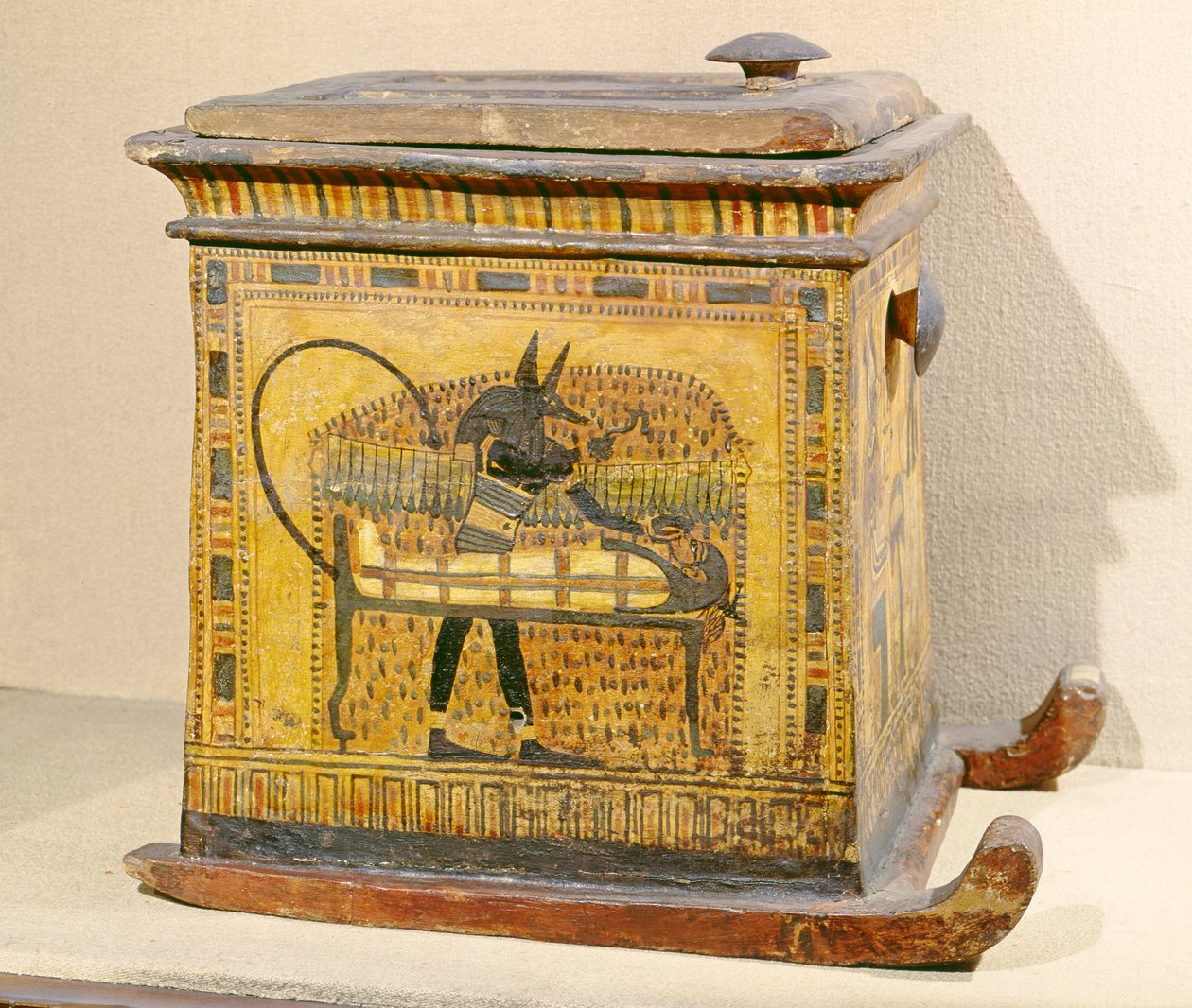 Anubis mumificerer den afdøde, fra en kiste dedikeret til Nefertari, New Kingdom (træ) af Egyptian 20th Dynasty