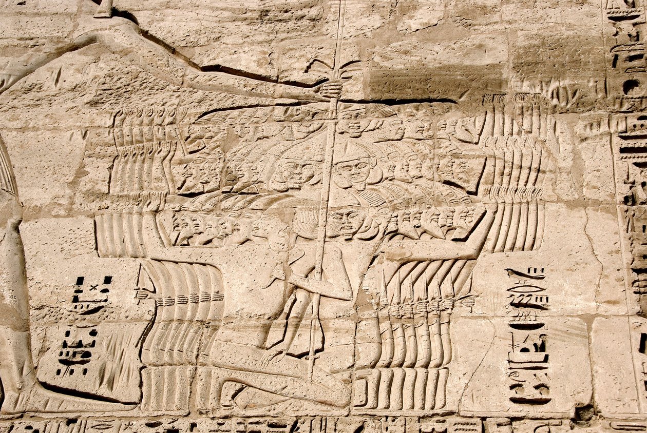 Ægyptisk antikvitet: detalje af reliefferne af den første pylon, der repræsenterer tilfangetagelsen af krigere, der tilhører havets folk, fjender af Ramses III. Ramses III