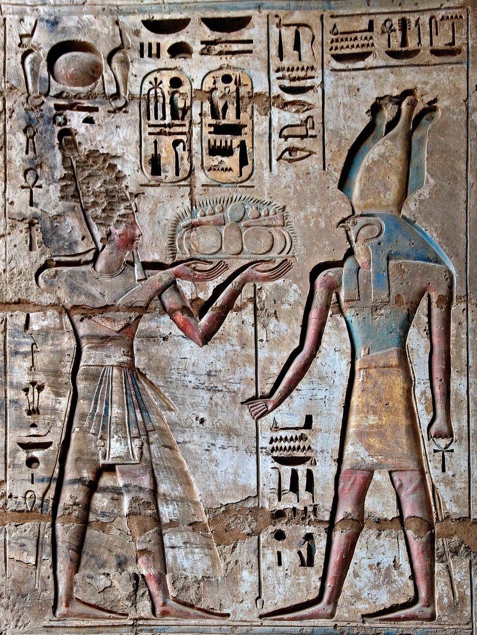 Egyptisk antikvitet: første domstol, detalje af malede relieffer, der viser faraoen, der bærer ofre til den guddommelige Horus. Ramses III