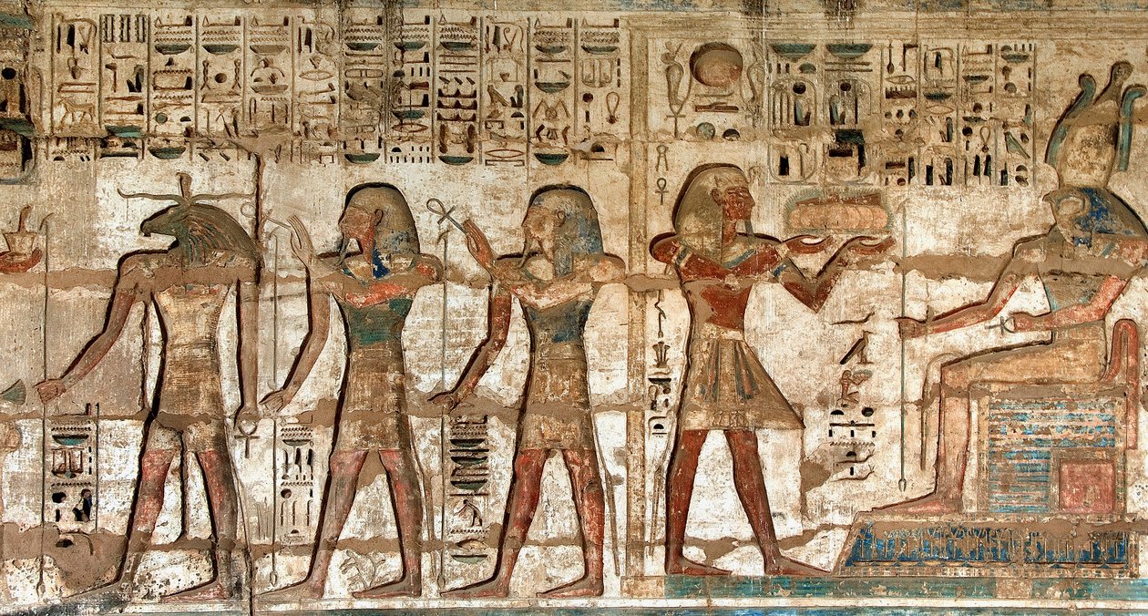 Ægyptisk antikvitet: første gård, detalje af malede relieffer, der viser faraoen, som bærer ofre til guderne Horus og Khnoum. Ramses III