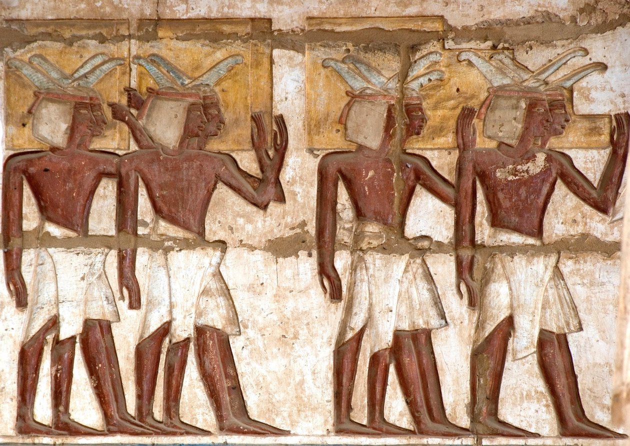 Egyptisk antikvitet: første domstol, detalje af malede relieffer, der repræsenterer en gruppe nubiere, der bringer ofre til faraoen. Ramses III