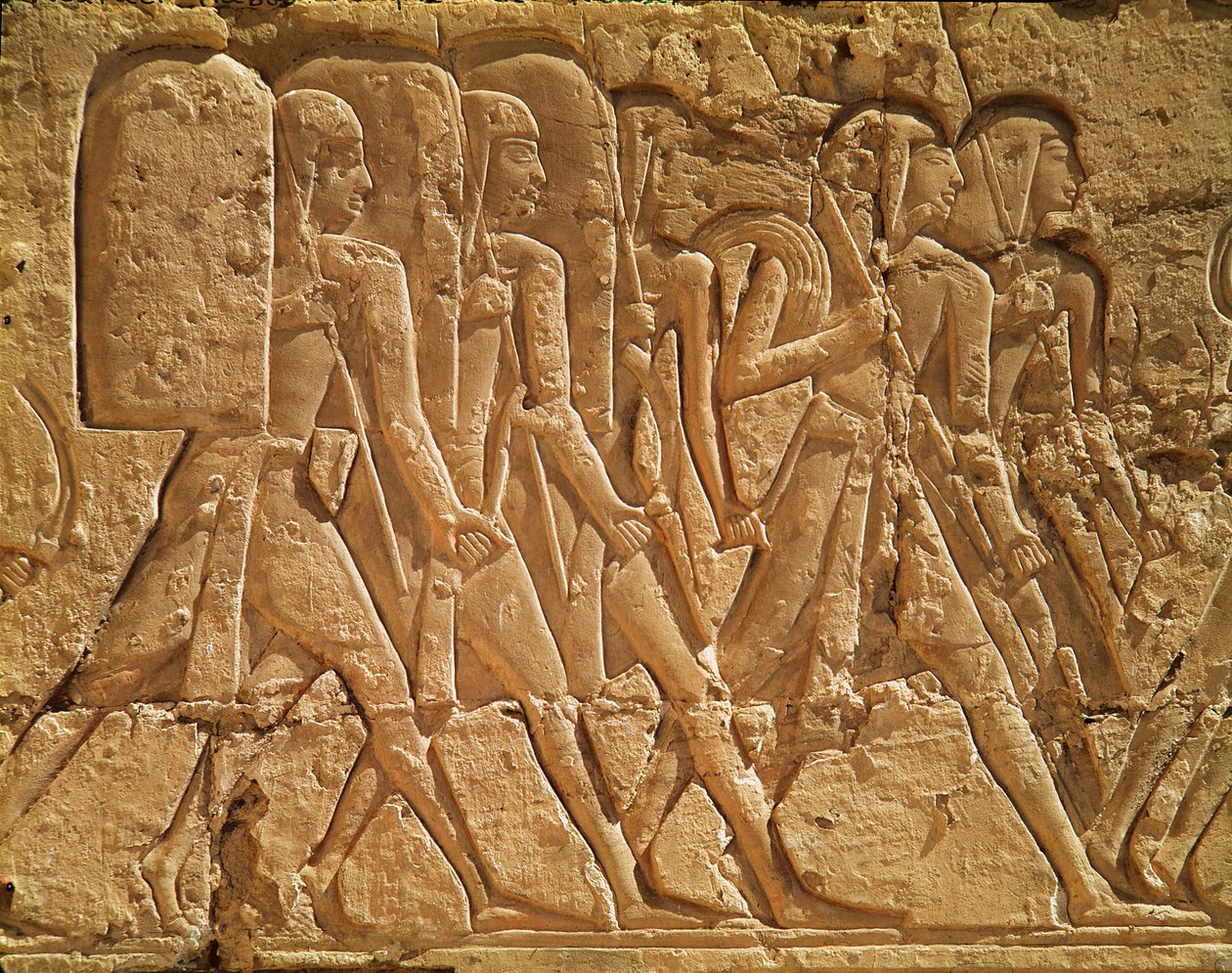 Relief, der viser tjenere, der bærer reb og våben, fra Ramses III