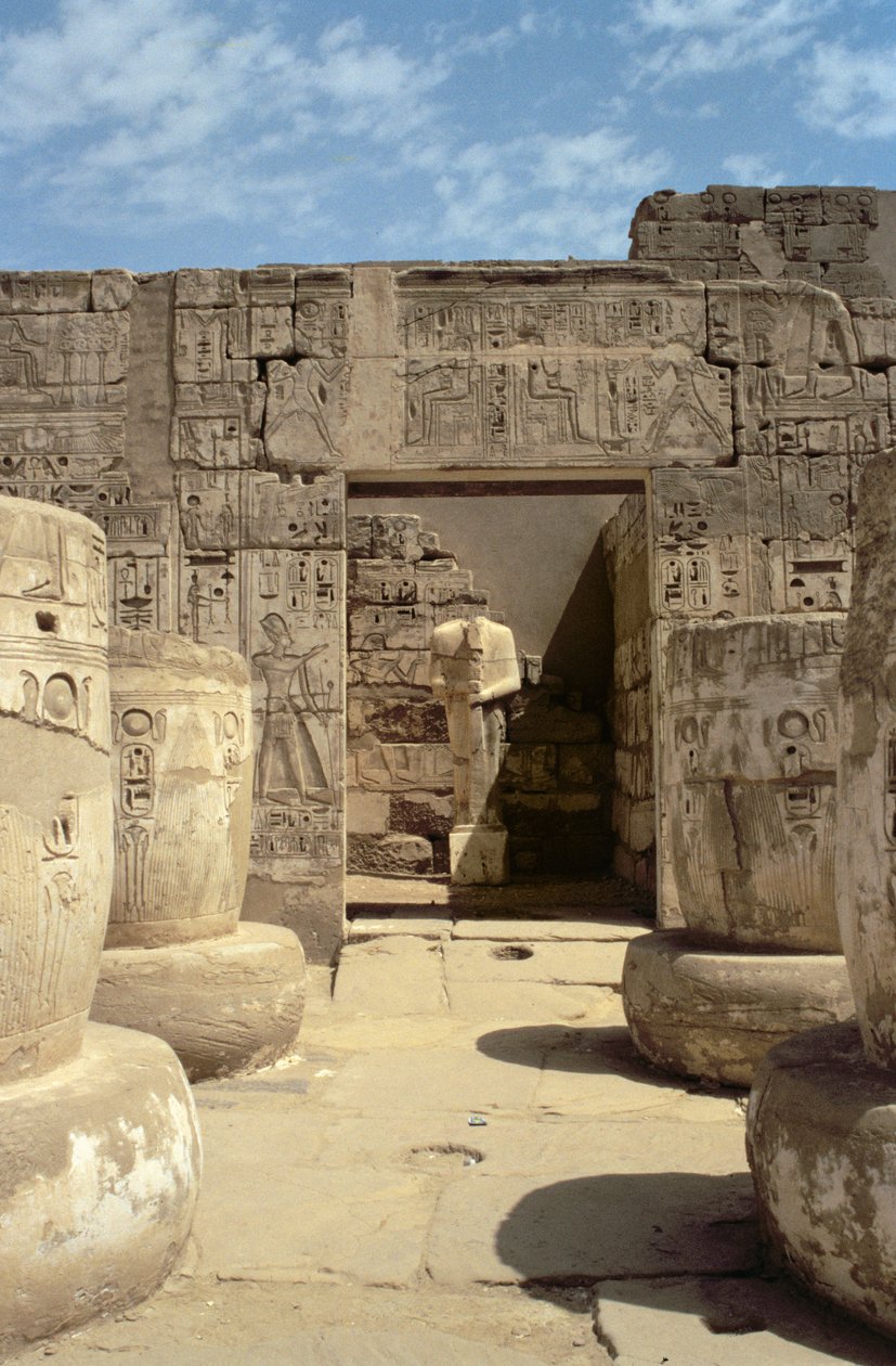 Statue af Ramses i et kapel, der fører fra Hypostyle Hall i Ramses III