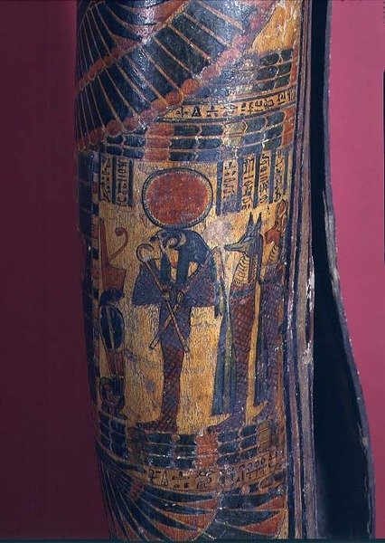 Detalje af sarkofag, der viser Re-Harakhty med solskive, der holder kroge- og slagle-sceptre, to sønner af Horus stående bagved, tredje mellemperiode, 850-730 f.Kr. (polykrom gesso) (detaljer fra 83357) af Egyptian 22nd Dynasty
