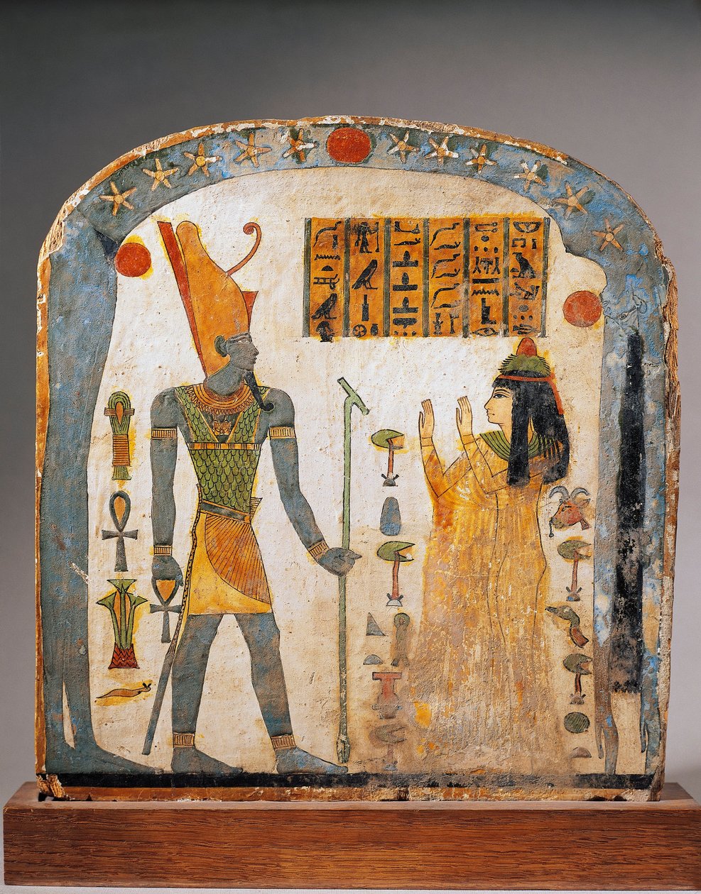 Lady Taperetin maalattu puinen stele, joka kuvaa Taperetia rukoilemassa jumala Atonin kanssa taivaalla, jota edustaa jumalatar Nut af Egyptian 22nd Dynasty