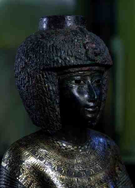 Statue af den guddommelige tilbederinde Karomama, tredje mellemperiode (bronze med guld, sølv og elektrum) (detalje af 127647) af Egyptian 22nd Dynasty