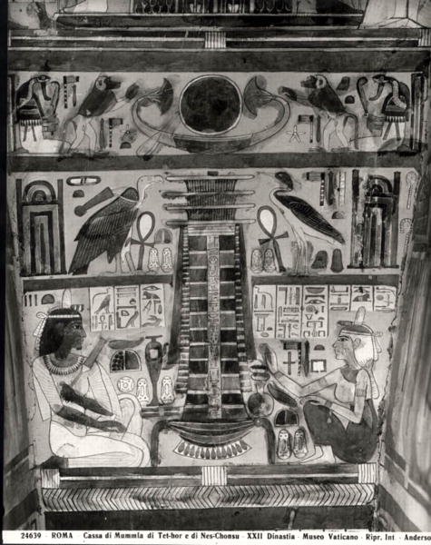 To afdøde figurer malet på siden af fadet til mumierne af Tet-Hov og Nes-Chonsu (sarkofag) (s/h foto) af Egyptian 22nd Dynasty