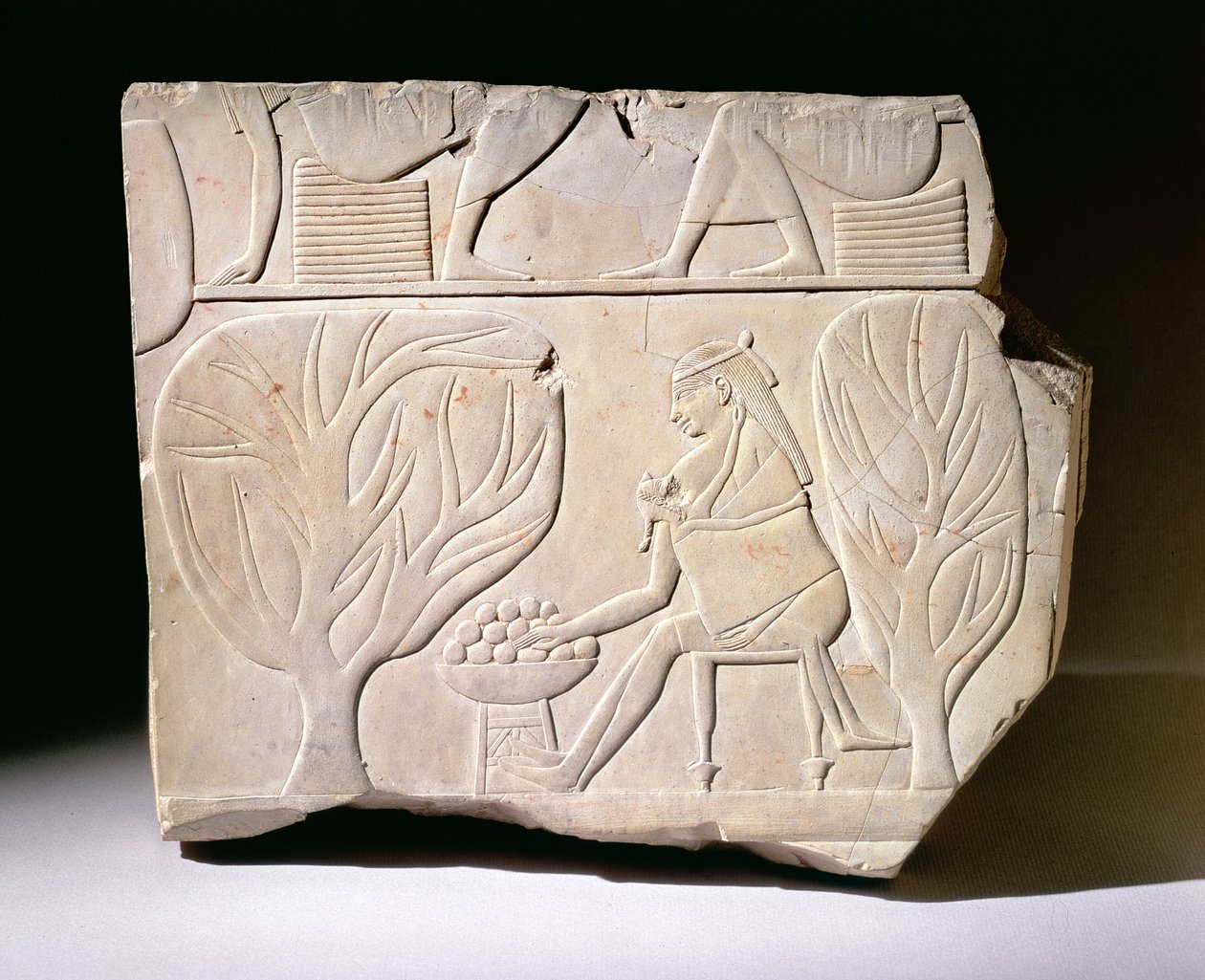 Relief af en kvinde med et barn, der rækker ud efter en platanfigen, fra Montuemhats grav, vestlige Theben, sen periode af Egyptian 25th Dynasty