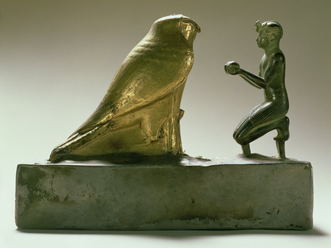 Statue af kong Taharqa, der tilbeder falke-guden Hemen, egyptisk, tredje mellemliggende periode (guld, sølv, skifer og træ) af Egyptian 25th Dynasty