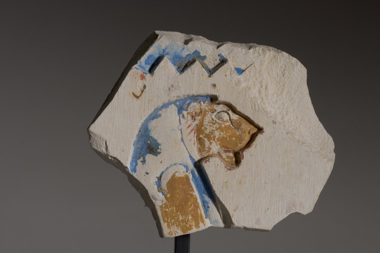 Fragment med en løvehovedet hieroglyf, sen periode (malet kalksten) af Egyptian 26th Dynasty