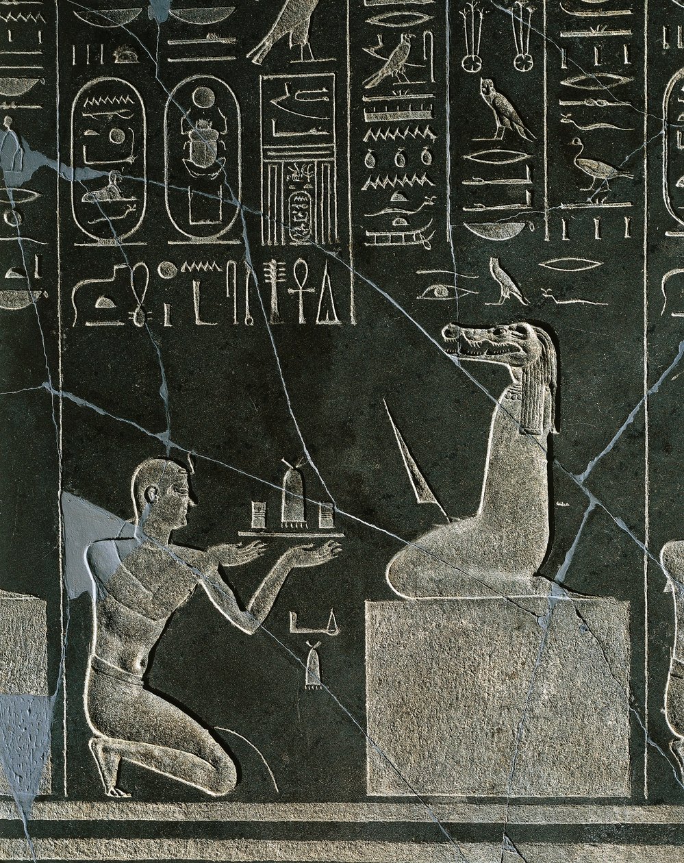 Dolerit-relief af Nectanebo I, konge, der tilbyder gave til krokodillehovedet dæmon, fra Heliopolis ved Atum-templet af Egyptian 30th Dynasty