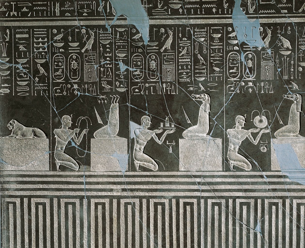 Dolerit-relief af Nectanebo I, konge, der tilbyder gaver til dæmoner, fra Heliopolis ved Atum-templet af Egyptian 30th Dynasty