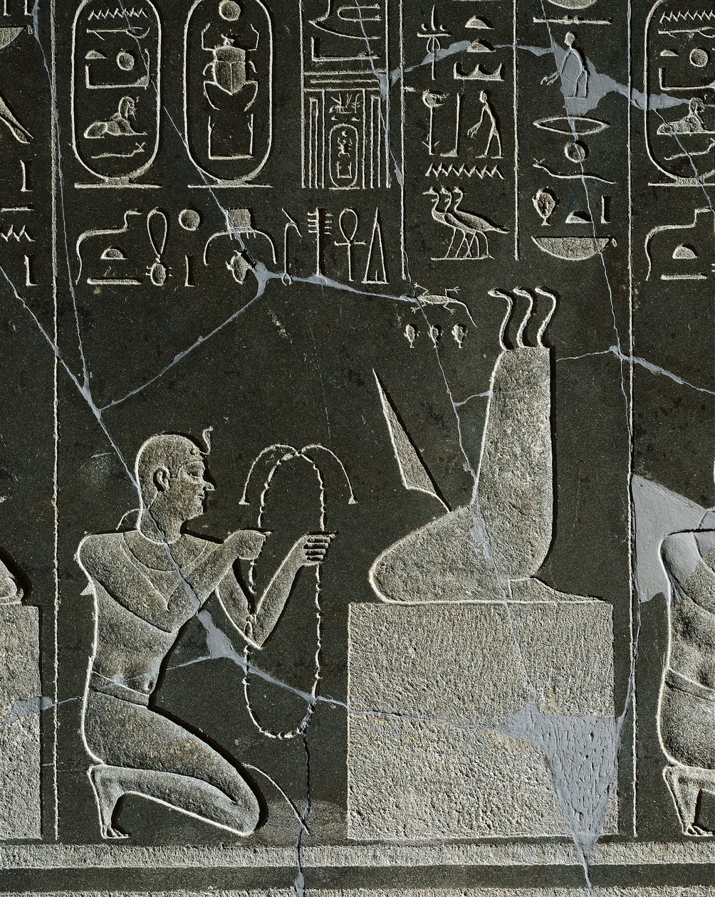 Dolerit-relief af Nectanebo I, konge, der tilbyder halskæde til dæmonen, repræsenteret af knivblad og tre slanger, fra Heliopolis ved Atum-templet af Egyptian 30th Dynasty