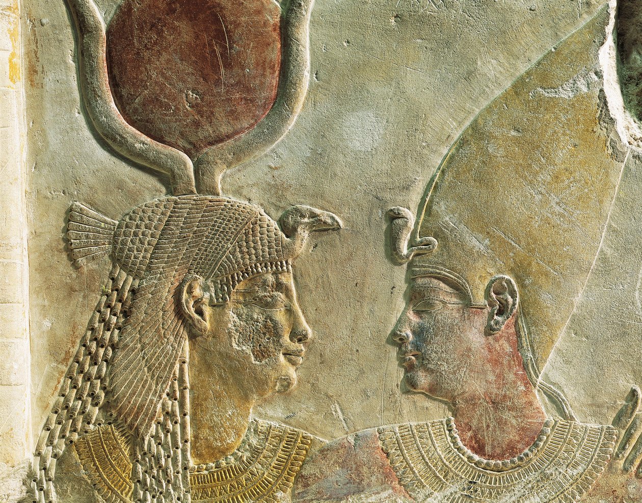Kong Nectanebo II (360-343 f.Kr.) budt velkommen af gudinden Isis, malet kalkstensrelief, fra Serapeum ved Saqqara, detaljer af Egyptian 30th Dynasty