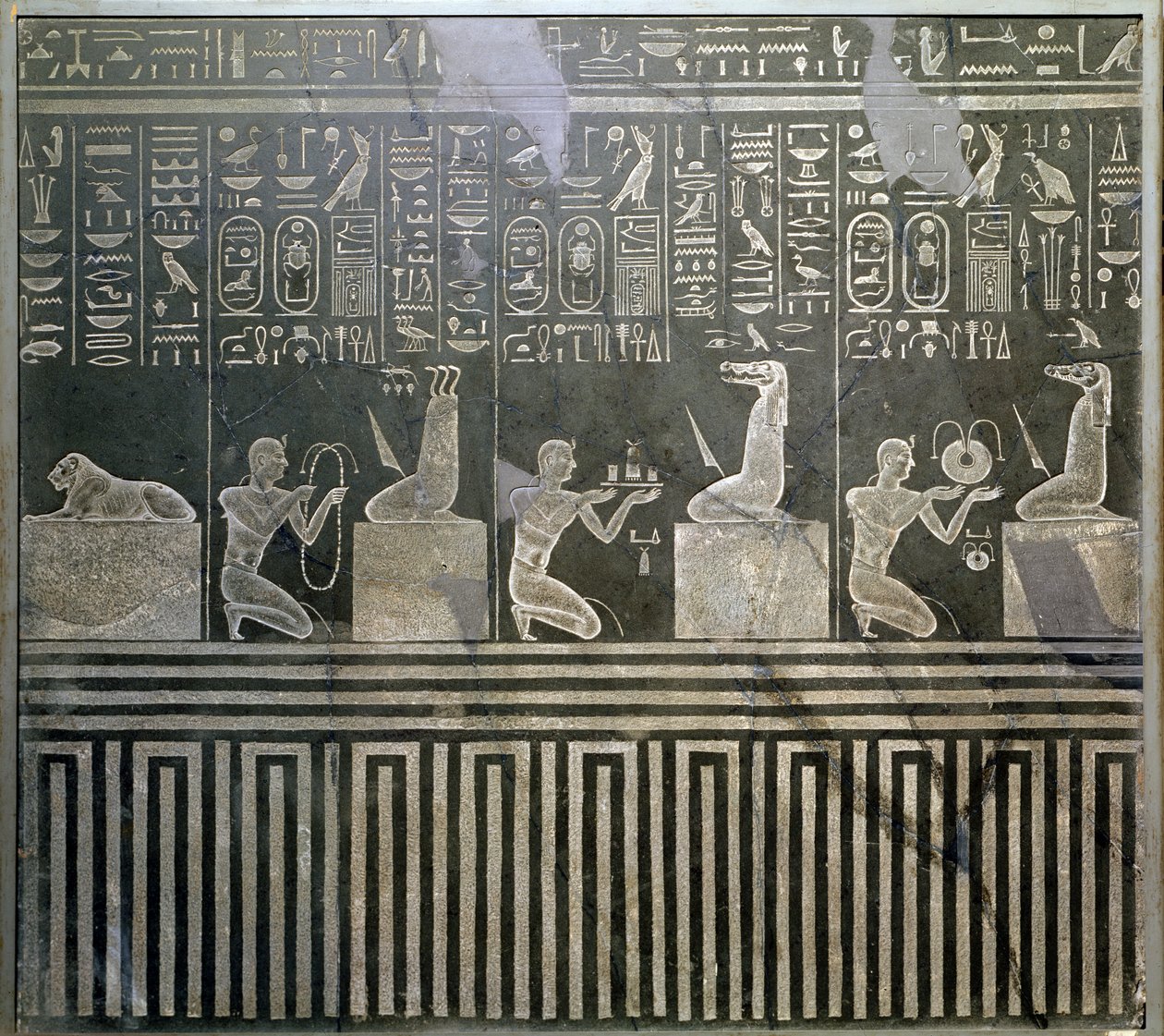 Relief, der viser faraoen Nectanebo (380-62 f.Kr.), der giver ofringer til guder, sen periode af Egyptian 30th Dynasty