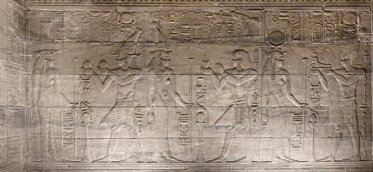 Relieffer i den indre helligdom, Philae-templet, Aswan, Egypten af Egyptian 30th Dynasty