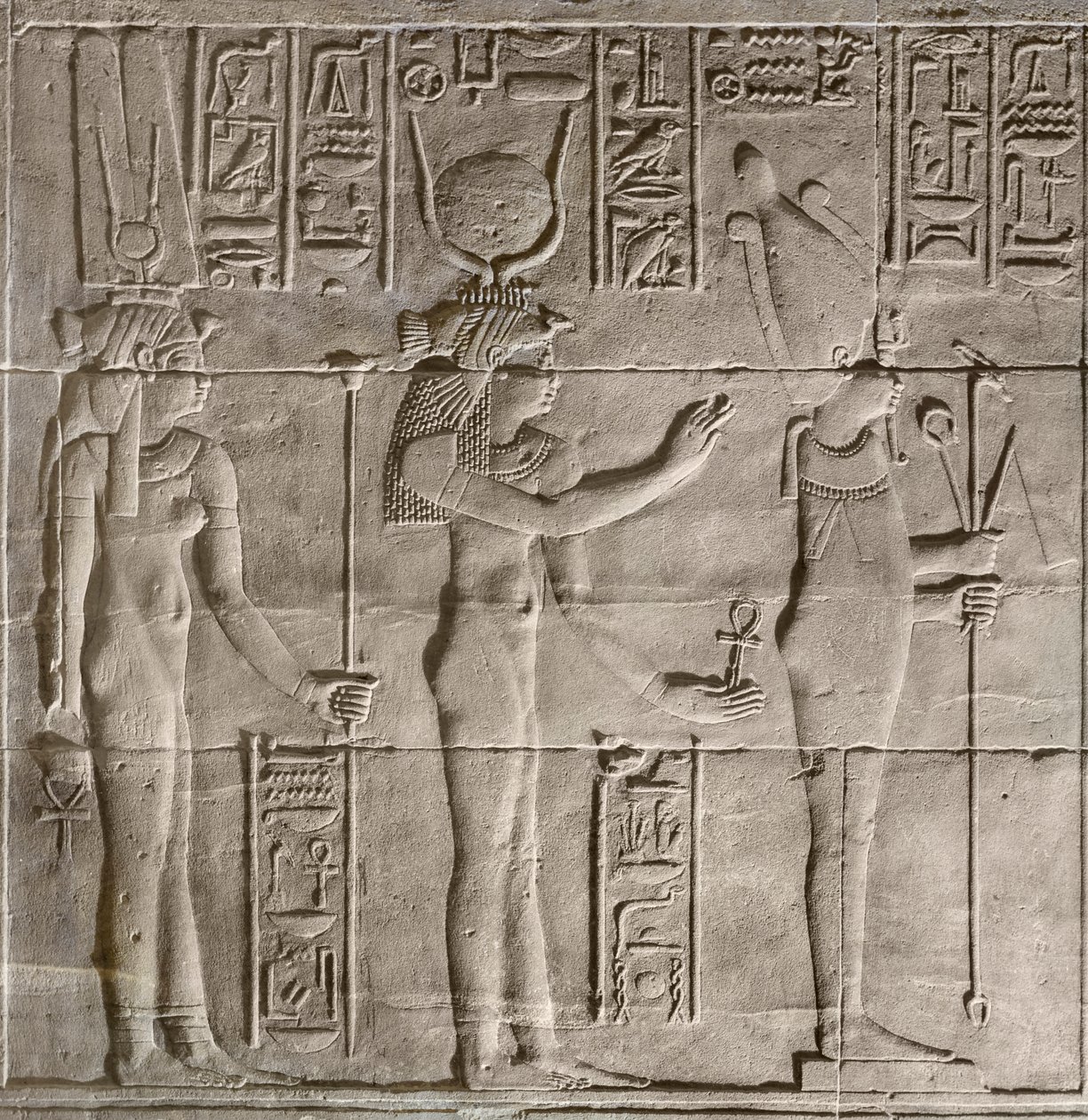 Relieffer i den indre helligdom, Philae-templet, Aswan, Egypten af Egyptian 30th Dynasty