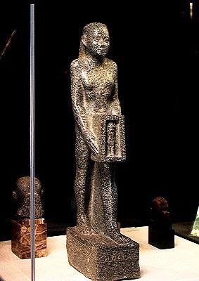Vizieren Psamerikseneb tilbyder en helligdom til tyren Mnevis, sen periode, ca. 358-341 f.Kr. (granit) af Egyptian 30th Dynasty