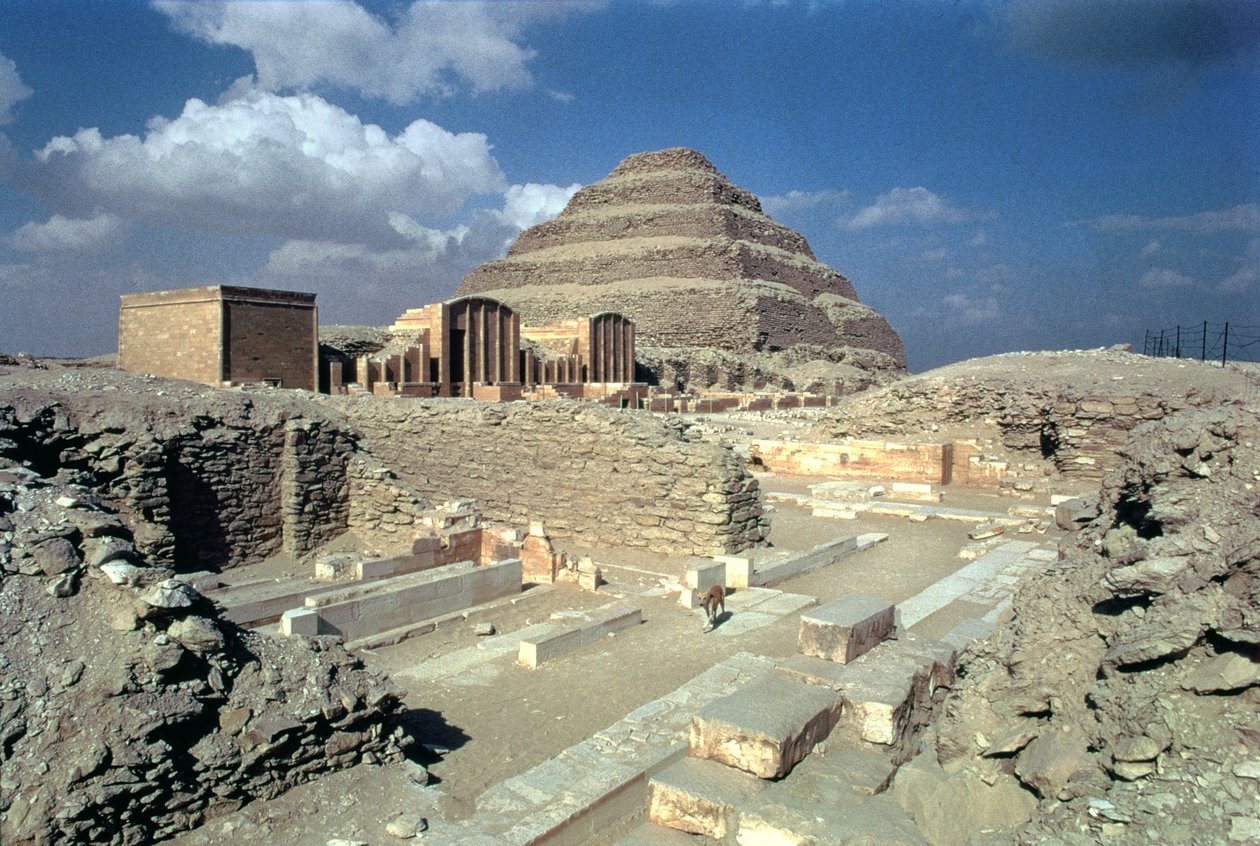Kompleks af Djoser inklusive Trinpyramiden og indgangen til indhegningen, egyptisk, Gamle Kongerige af Egyptian 3rd Dynasty