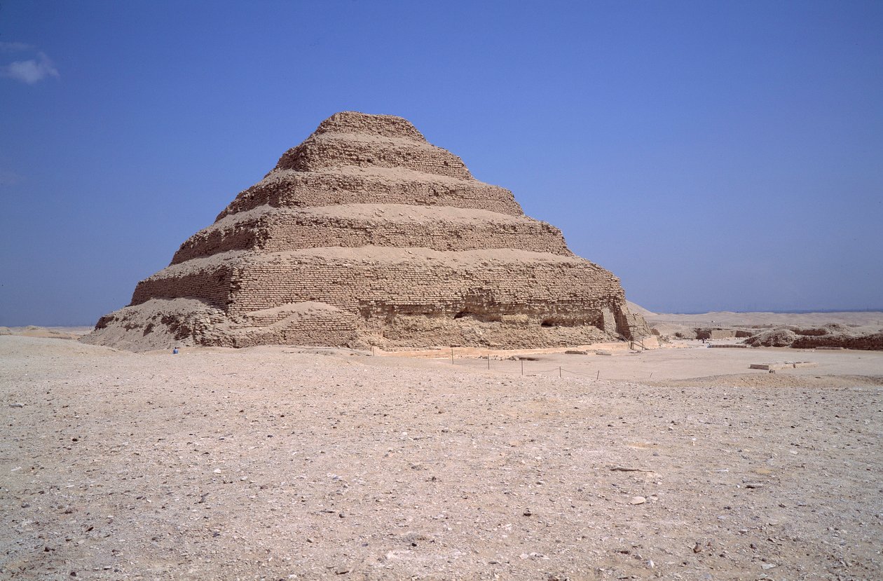 Egyptisk oldtid: Udsigt over Sakkarah-pyramiden. Konstruktion af Imhotep til kong Djeser (omkring 2.700 f.Kr.) (3. dynasti) Saqqarah, Egypten af Egyptian 3rd Dynasty