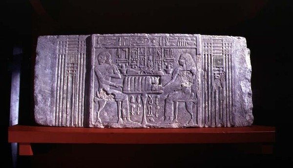 Gesims af en falsk dør fra en mastaba-grav, der forestiller gravejeren Shery, en høj embedsmand fra Dynasti IV og hans kone Khentetka, Saqqara, Old Kingdom (kalksten) af Egyptian 4th Dynasty