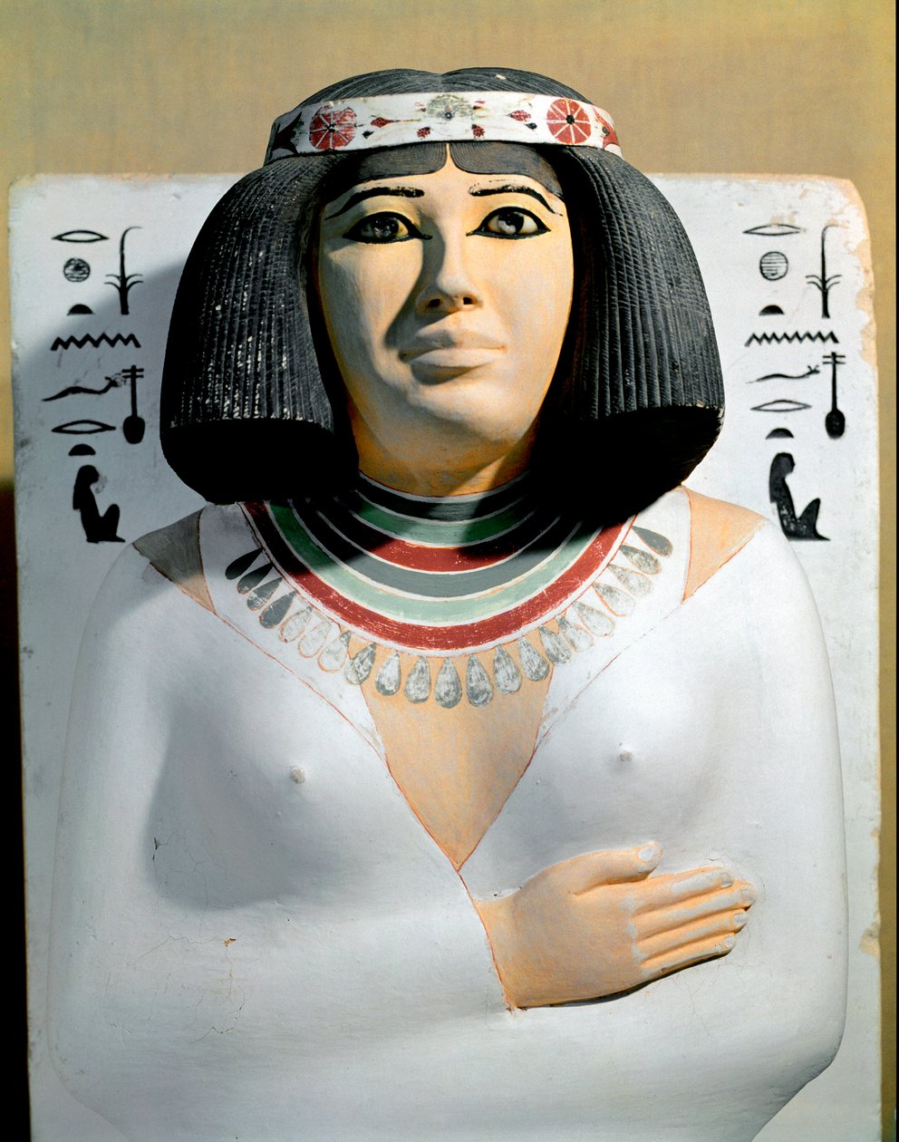 Egyptisk oldtid: Nofret, hustru til ypperstepræsten i Heliopolis og prins af Pe Rahotep. Malet kalkstensskulpturdetalje. 4. dynasti. Fra Rahoteps mastaba til Meidoum. Egyptisk Museum, Kairo. af Egyptian 4th Dynasty