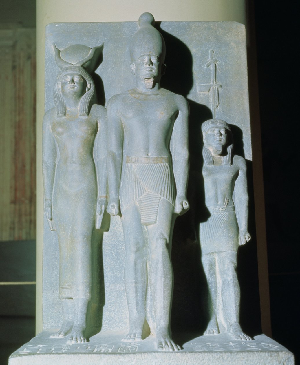 Triade af Menkaure (Mycerinus) med gudinden Hathor og en af nomeguderne, taget fra daltemplet i Menkaure-pyramiden i Giza, Det Gamle Kongerige, ca. 2529 f.Kr. (skifer) (se også 68318) af Egyptian 4th Dynasty