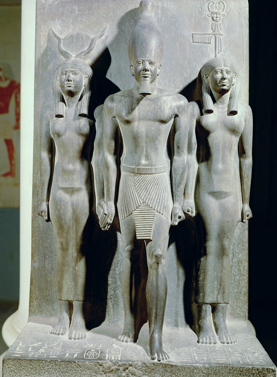Triade af Menkaure (Mycerinus) med gudinden Hathor og gudinden for Aphroditopolis nome, taget fra Valley Temple of the Pyramid of Menkaure i Giza, Det Gamle Rige, ca. 2529 f.Kr. (skifer) (se af Egyptian 4th Dynasty