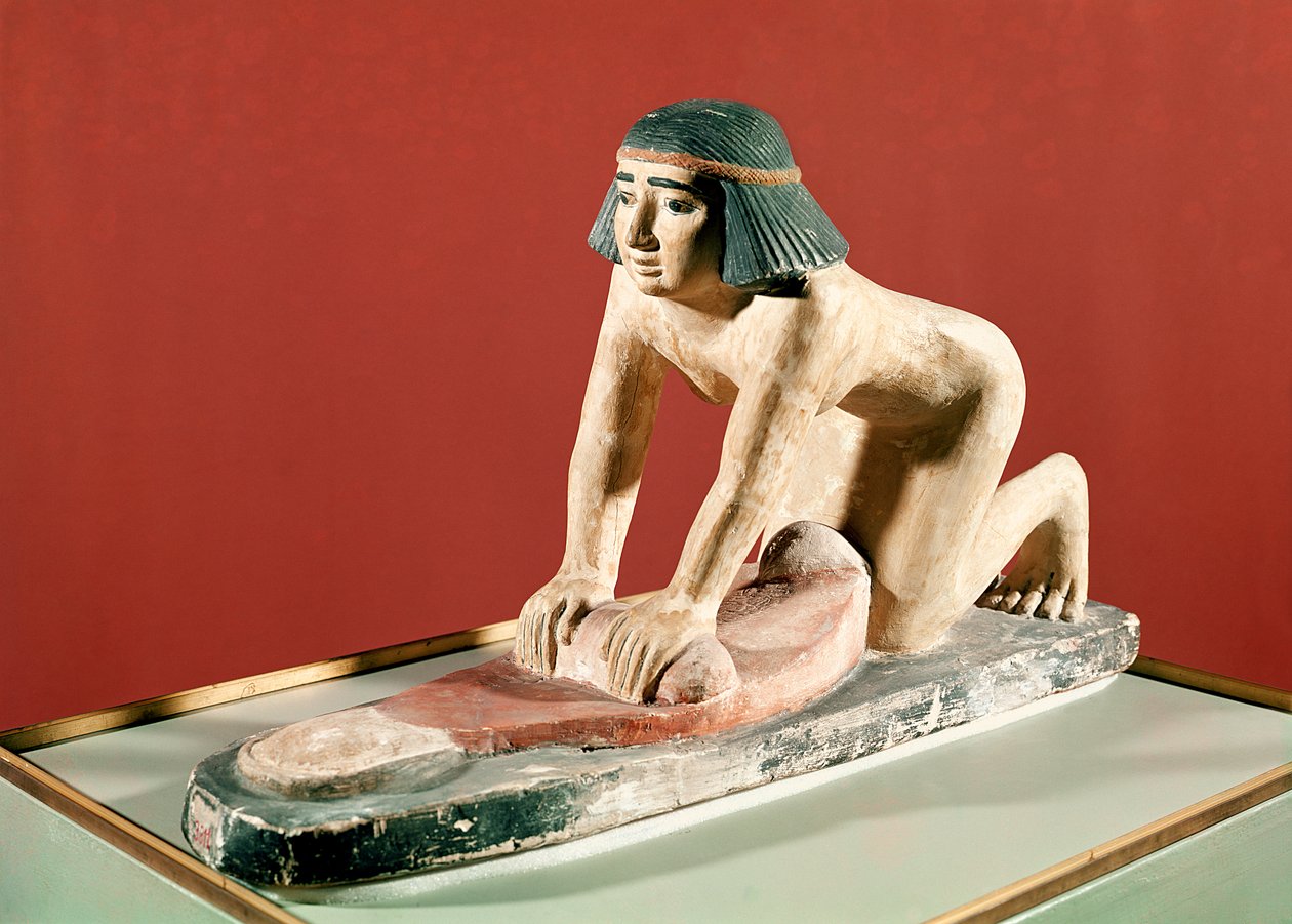 Model af en kvinde, der maler korn, Old Kingdom (polykrom sten) af Egyptian 5th Dynasty