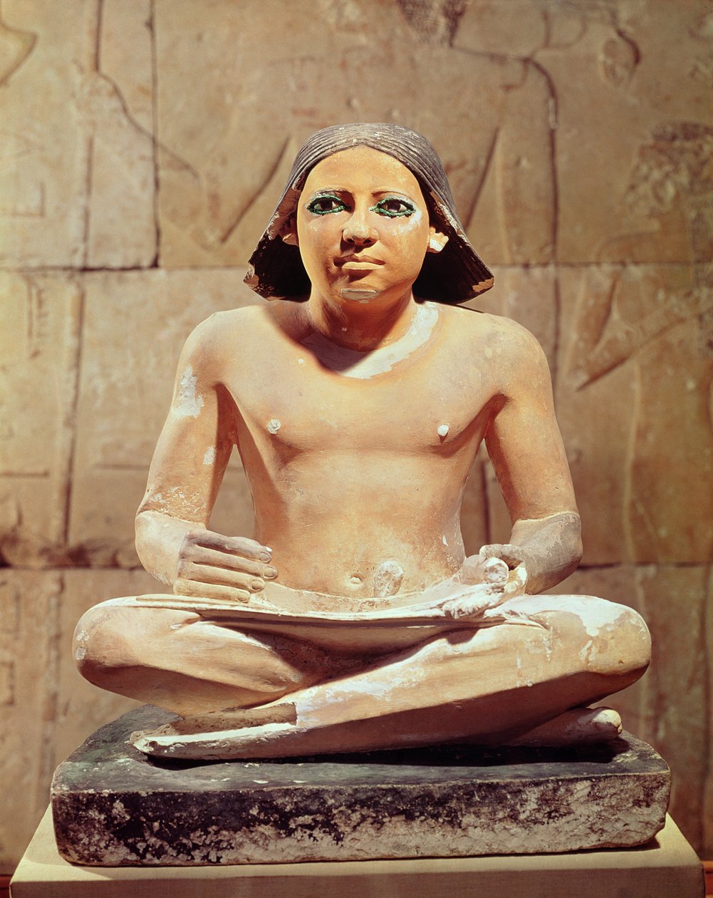 Skriftskriver sidder med ben overskrævs og holder en papyrusrulle, fra Saqqara, Old Kingdom ca. 2475 f.Kr. (kalksten) af Egyptian 5th Dynasty