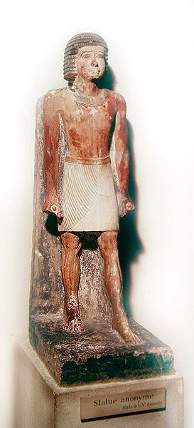 Statue af en stående mand med en hvid shenti (malet kalksten) af Egyptian 5th Dynasty