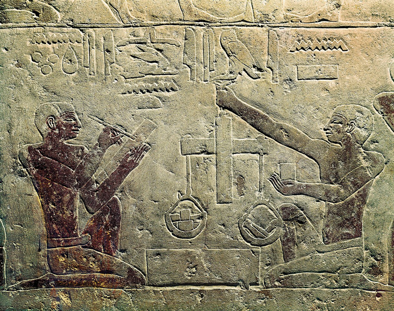 Basrelief, der repræsenterer en købmand og en kunde: en af figurerne bruger en skala, mens den anden tager noter, ca. 2465-2323 f.Kr. af Egyptian 6th Dynasty