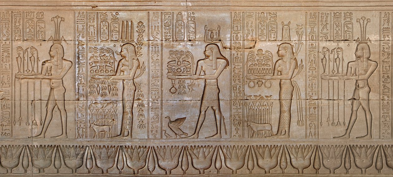 Egyptisk antikvitet: procession af guddomme - Detalje af østmuren af gudinden Hathor a Denderahs tempel, Egypten - Egyptisk civilisation: procession af guder, skåret på væggen af Hathor Temple (eller Tentyra Temple) i Denderah, bygget under th af Egyptian 6th Dynasty