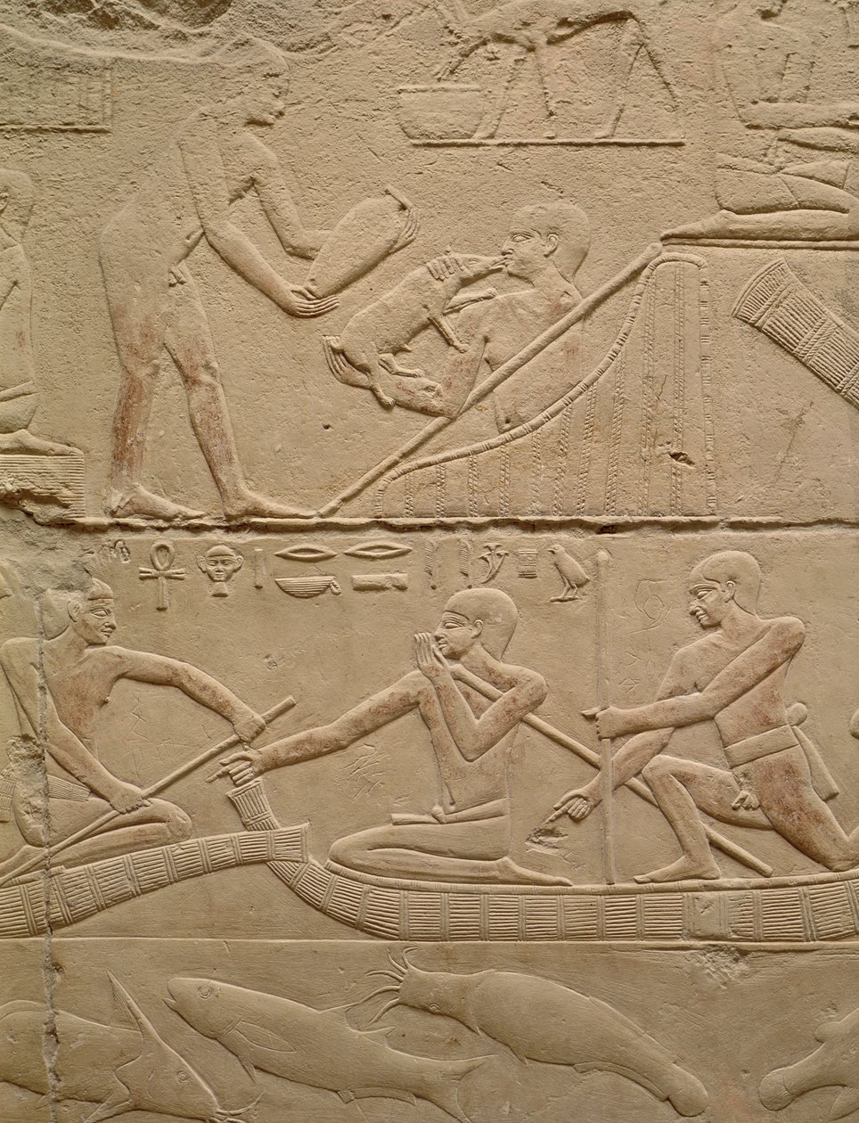 Relief, der viser en mand, der passer en nyfødt pattegrise og mænd i papyrusbåde, fra Mastaba i Kagemni, Det Gamle Kongerige (malet kalksten) af Egyptian 6th Dynasty