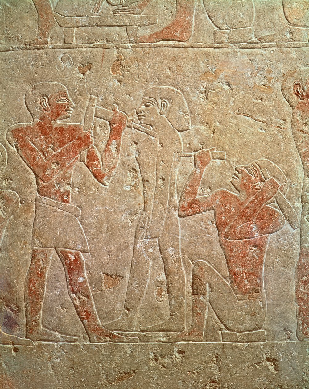 Relief af to billedhuggere, der udskærer en statue, fra mastabaen i Kaemrehu, Saqqara, Det Gamle Kongerige, ca. 2325 f.Kr. (malet kalksten) af Egyptian 6th Dynasty