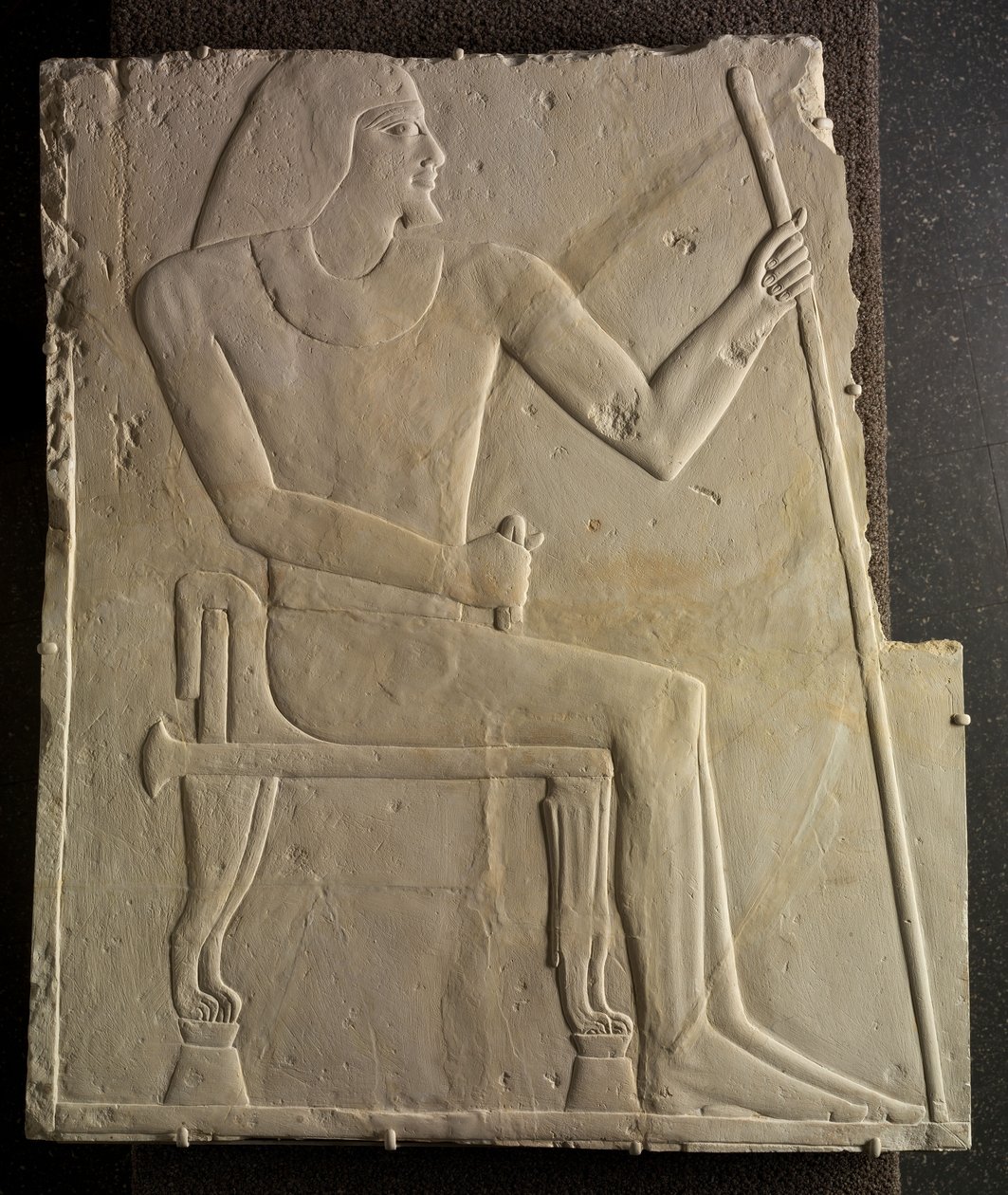 Relief af Nyankhnesut siddende, fra Saqqara, ca. 2311-2281 f.Kr. af Egyptian 6th Dynasty
