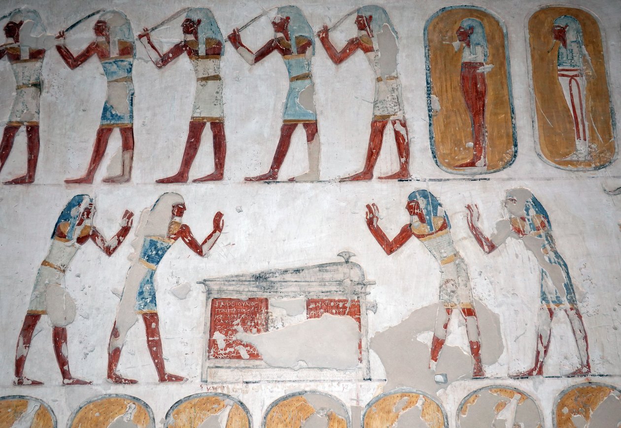 Bevæbnede mænd og en figur foran en sarkofag, Kongernes Dal, Luxor af Egyptian Egyptian