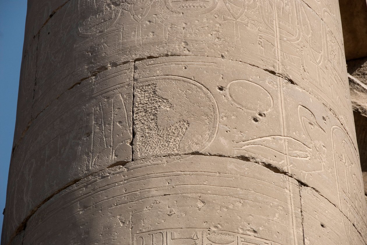 Egyptisk antikvitet: detalje af en søjle med patron slettet på grund af "damnatio memoriae"", sletning af patronerne fra nogle faraoer, der anses for kætterske af deres efterfølgere, Luxor-templet. Østbredden (Theben), Egypten af Egyptian Egyptian