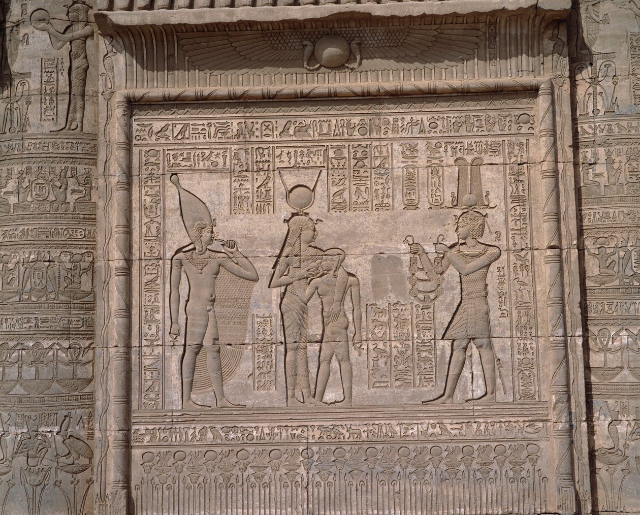 Ægyptisk antikvitet: udsigt over de lave relieffer i gudinden Hathors tempel i Denderah af Egyptian Egyptian