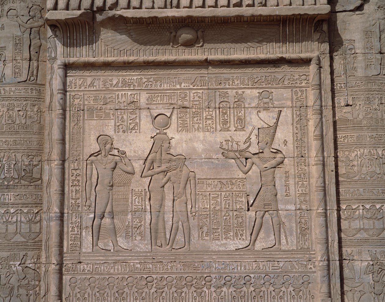 Egyptisk oldtid: udsigt over de lave relieffer af gudinden Hathors tempel i Dendera af Egyptian Egyptian