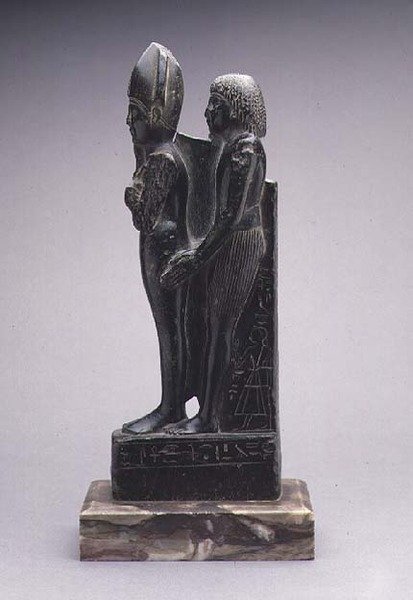 Gruppe af en mand, der præsenterer en repræsentation af Osiris (steatit) af Egyptian Egyptian