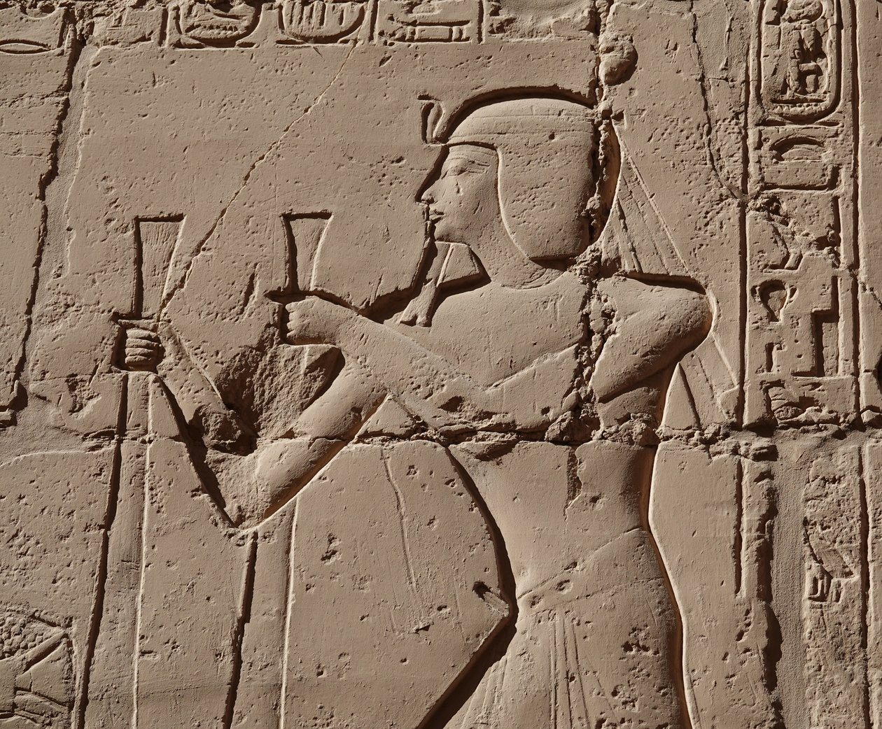 Farao iført en kobra, Luxor-templet (relief) af Egyptian Egyptian